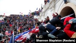 Comentatorii politici din SUA notează că alegătorii nu par să îi fi favorizat pe candidații care susțin că alegerile din 2020 ar fi fost fraudate. Acuzația lansată de Donald Trump a dus la atacul din 6 ianuarie 2021 asupra Capitoliului.