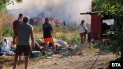 Нерегламентирано сметище гори в покрайнините на село Окоп, близо до Ямбол. 