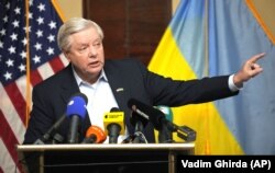 Сенатор-республиканец Линдси Грэм, один из инициаторов законопроекта, предусматривающего введение 500-процентных импортных пошлин на товары страны, закупающих российские энергоносители (Архивное фото)