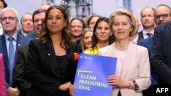 Președinta Comisiei Europene, Ursula von der Leyen (dr), a prezentat planul pentru un „Pact industrial curat” alături de reprezentanții industriilor grele din Europa. Lângă ea, președinta Consiliului Industriei Chimice Europene, Ilham Kadri. Antwerp, 26 februarie.