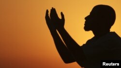 Мусульманин молится в священный месяц Рамазан. Бенгази, Ливия, 24 июля 2012 года.