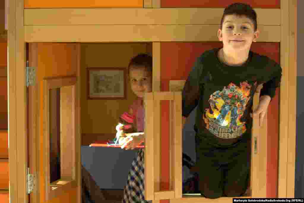 Артем та Валерія визирають із будиночку, вхід до якого &ndash; &laquo;лише для дітей&raquo;