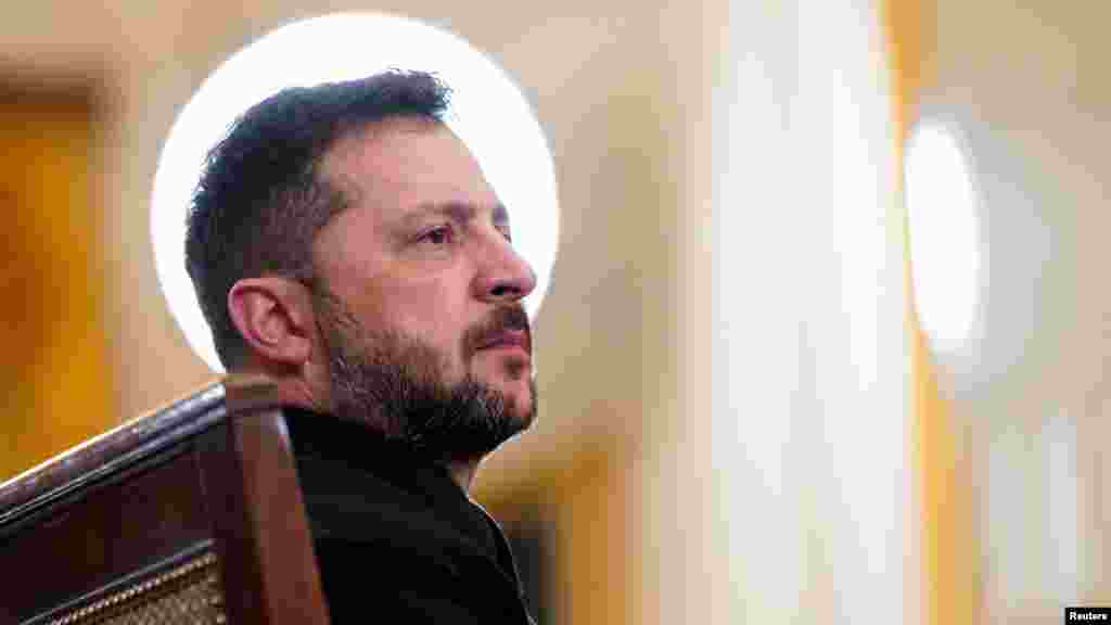 Trump a Zelenszkijjel folytatott első kétoldalú találkozón azt mondta, hogy az európai országok biztosítják „az első védelmi vonalat”, de az Egyesült Államok „be fog kapcsolódni”. Zelenszkij később egy kilencvenmilliárd dolláros katonai csomagra utalt, és azt mondta, hogy a biztonsági terveket „valamilyen módon a következő héten vagy tíz napban kialakítják”