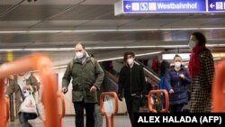 Masca FFP2 este folosită de mai multe vreme în statele europene, printre care și Austria.Deși nu e obligatorie în România, medicii recomandă purtarea ei.