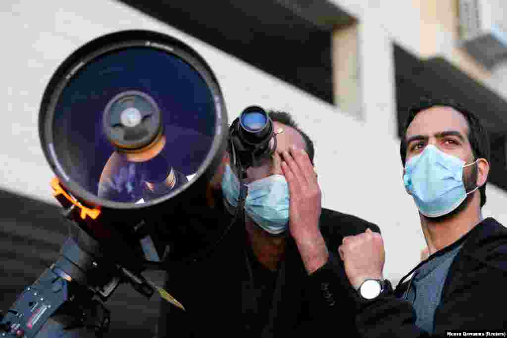 Ovi Palestinci u Herbaronu na Zapadnoj obali koriste teleskope da vide Mjesec. Mladi mjesec također označava početak mjeseca ramazana,&nbsp;12. april.