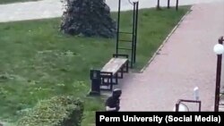 Фотографија од вооружениеот напаѓач направена од студент на Универзитетот во Перм, 20 септември 2021