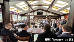 Лидерът на ДПС-ДПС Ахмед Доган, представители и привърженици на формацията заседават в резиденцията в "Бояна", София, 12 април.