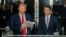 Fostul președinte american Donald Trump, vorbind jurnaliștilor, alături de avocatul său, în timp ce se prezintă la una din ședințele tribunalului din New York. 