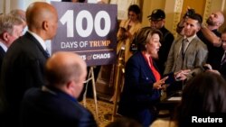 Senatoarea democrată Amy Klobuchar și alți membri ai opoziției din Senatul SUA, marcând 100 de zile de mandat al lui Donald Trump cu sloganul „100 de zile de haos”, 29 aprilie 2025