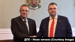Председателят на парламентарната група на ДПС-ДПС Джевдет Чакъров и председателят на "ДПС-Ново начало" и санкциониран за корупция Делян Пеевски.
