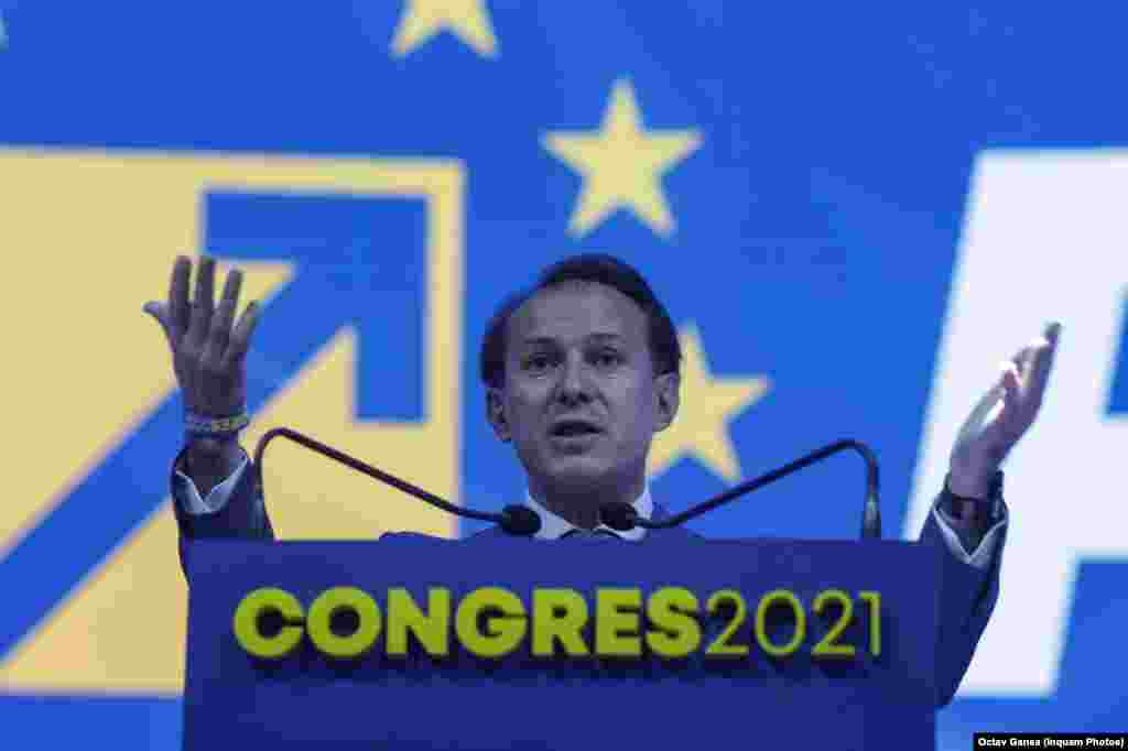 Premierul Florin Cîțu le-a spus celor din sală că în PNL e democrație și oricine poate spune ce gândește