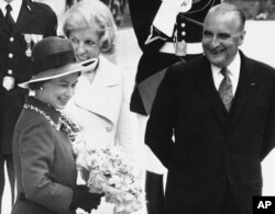 Ou sont les neiges? Georges Pompidou la 10 ani după ce a căzut ca premier. La 15 mai 1972, o primea la Paris, ca președinte, împreună cu soția, Claude (centru) pe regina Elisabeta a II-a a Marii Britanii.
