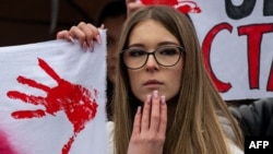 Dora e gjakosur është bërë simbol i lëvizjes studentore serbe.