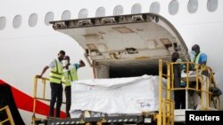 Az első adag vakcina megérkezése Ghánába, 2021. február 24. 