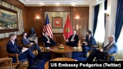 Zëvendësndihmëssekretari amerikan i Shtetit për Evropën dhe Euroazinë, njëherësh i dërguari për Ballkanin Perëndimor, Gabriel Escobar, në takim me kryeministrin malazez Zdravko Krivokapiq, në Podgoricë, 11 nëntor 2021.