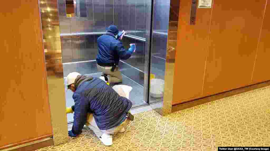 Radnici dezinficiraju dizalo unutar Diamond Princessa. Član posade na plovilu je za RSE: &quot;Užas. Ne mogu vjerovati da se ovo događa na mom brodu&quot;. Zaraza na brodu i dalje raste.