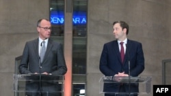 ქრისტიან-დემოკრატების ლიდერი ფრიდრიხ მერცი (მარცხნივ) და სოციალ-დემოკრატების ლიდერი ლარს კლინგბაილი 4 მარტს, ისტორიული შეთანხმების შესახებ გამოცხადებისას