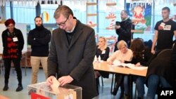 Српскиот претседател Александар Вучиќ на гласање