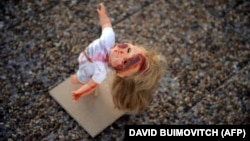 O păpușă bătută, expusă la o expoziție din Tel Aviv cu scopul de a sensibiliza opinia publică asupra gravității abuzurilor la adresa copiilor. Imagine generică.
