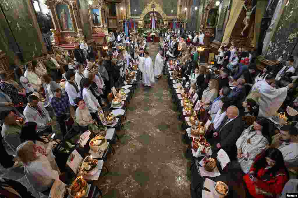 Ceremonija blagoslova kolača i korpi sa hranom povodom Uskrsa, u crkvi Svetih apostola Petra i Pavla u Lavovu, Ukrajina, 19. aprila 2025.