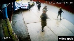 Militari ruși, surprinși de o cameră de supraveghere, în timpul operațiunilor de la Bucea, în martie 2022 