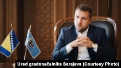 Meni je neprijatno iz uloge gradonačelnika Grada Sarajeva da pravimo problem Gradu Sarajevu, da jednog nobelovca koristimo za dnevnopolitičke, naše unutrašnje sukobe: Abdulah Skaka