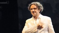 Natpis '1999' na Bregovićevim plakatima u Tirani