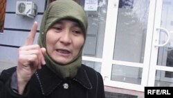 Айман Каримбаева, жена осужденного Азамата Каримбаева. Актобе, 24 ноября 2009 года.