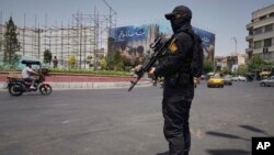 Pripadnik Iranske revolucionarne garde na trgu Enqelab-e-Eslami (Islamska revolucija) u centru Teherana, Iran, utorak, 24. juni 2025.