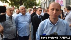 Optuženi Andrija Mandić i Milan Knežević ispred zgrade suda u Podgorici