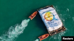 Брод на Светската централна кујна (WCK) натоварен со храна пристигнува крај брегот на Газа, март 2024