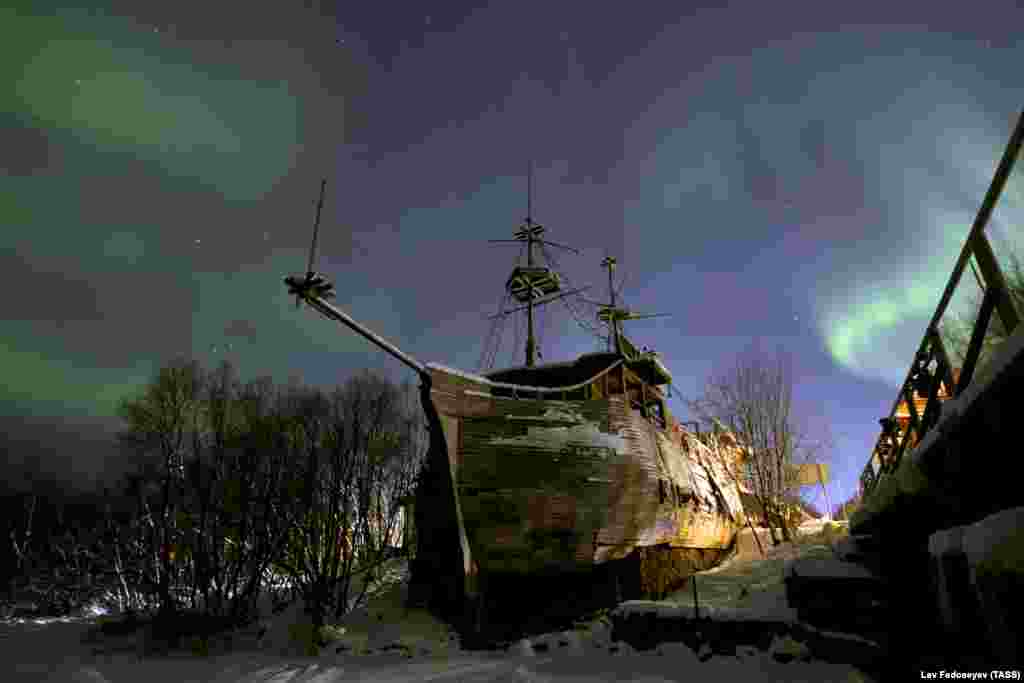 Северное сияние видно в небе над Мурманской областью России. (ТАСС/Лев Федосеев)