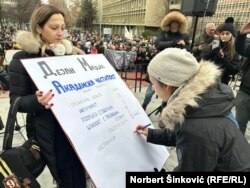 Професорите симболично му го потпишаа индексот на ректорот на Универзитетот во Нови Сад