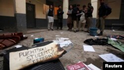 په پېښور پوهنتون کې د پښتون سټوډنټس فیډرېشن زده کوونکو یوه کوټه سوځل شوې ده