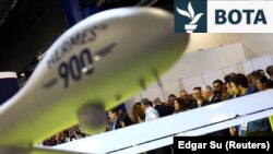 Droni pa pilot Hermes 900 i kompanisë Elbit Systems u ekspozua gjatë Panairit Ajror të Singaporit, më 21 shkurt 2024.