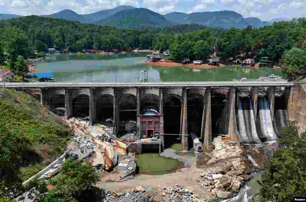 A tavaly szeptemberben lecsapó Helene hurrikán okozta árvíz megrongálta Lake Lure városka évszázados gátját. Az öt hónapnyi csapadéknak megfelelő víztömeg hatalmas rést ütött a gátfalon, és attól lehetett tartani, hogy teljesen át is szakítja, ezért az Észak-Karolinában található település lakóit magasabban fekvő területekre menekítették.