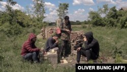 Migránsok pihennek Szerbiában 2021. május 21-én, közel a magyar és a román határhoz