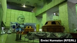 Машинное отделение Токтогульской ГЭС.