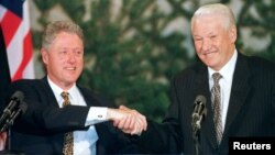 Ish-presidenti amerikan, Bill Clinton, dhe ish-presidenti rus, Boris Yeltsin, gjatë takimit në samitin e Helsinkit më 21 mars 1997.