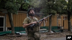 Soldat ucrainean la Konstantivnivka, pe 24 august 2025, în regiunea Donețk, unde se poartă lupte grele cu invadatorii ruși. Armata rusă avansează, însă extrem de lent și cu pierderi grele. 