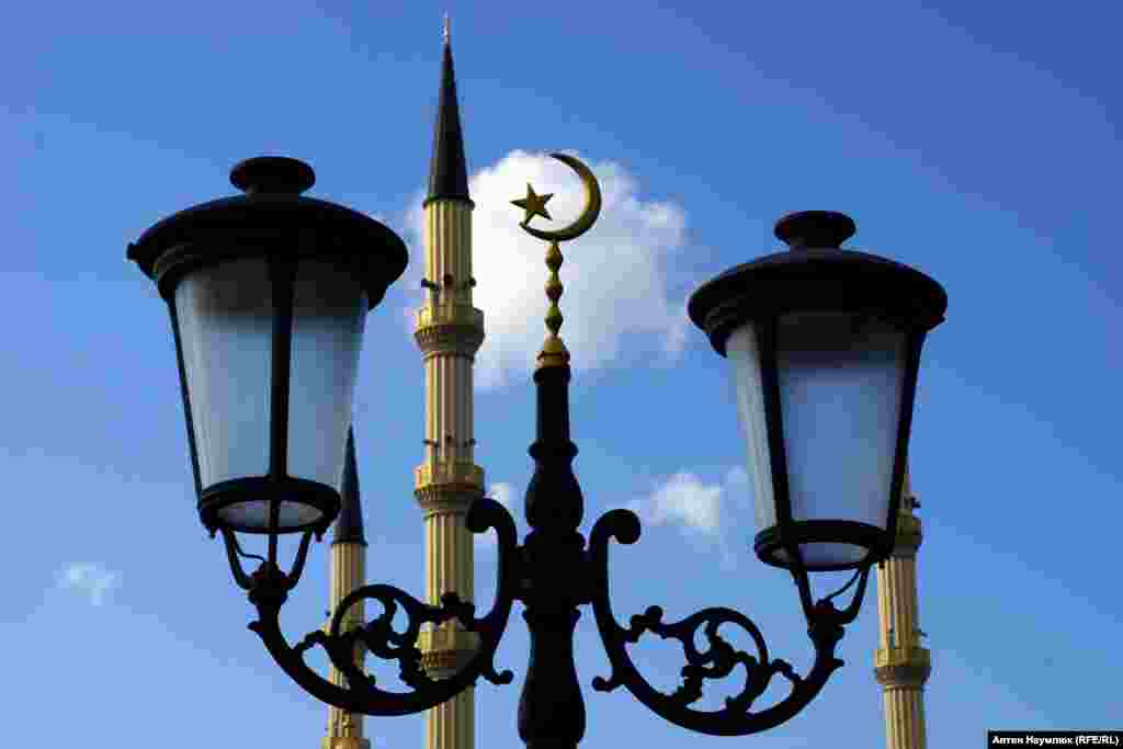 Уличные фонари на фоне мечети.