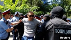 Задержания полицейскими людей при попытке проведения несанкционированного митинга 21 мая в Алматы.