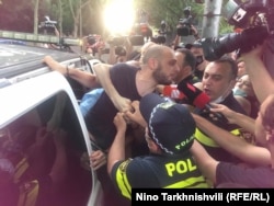 ნიკუშა ფარულავას ერთ-ერთი აქციისას აკავებს პოლიცია. 2021 წლის მარტი