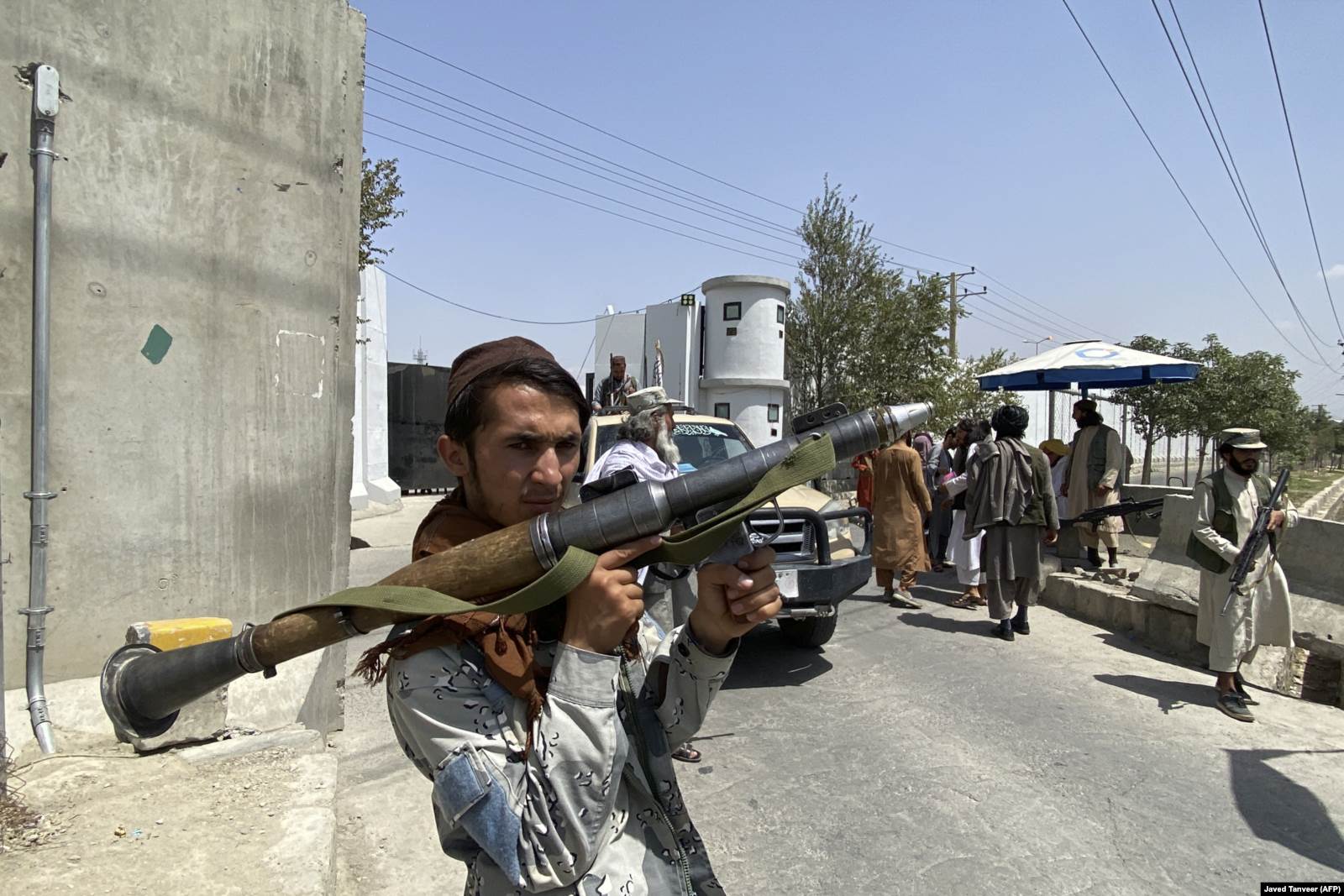 Taliban sa RPG raketom ispred Ministarstva unutrašnjih poslova u Kabulu, 17. avgust 2021. 
