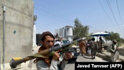 Se pare că o rachetă a lovit o zonă rezidențială din Kabul, aflată în apropierea aeroportului. Imagine generică cu un taliban, 17 august 2021.