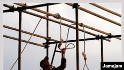 Nyilvános kivégzéshez hurkolja a kötelet egy katona Iránban (archív felvétel)