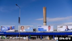 Panot reklamuese të disa subjekteve politike që garojnë për zgjedhjet e 6 tetorit.