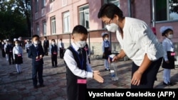 С 1 сентября в школы Кыргызстана пошли только первоклассники.