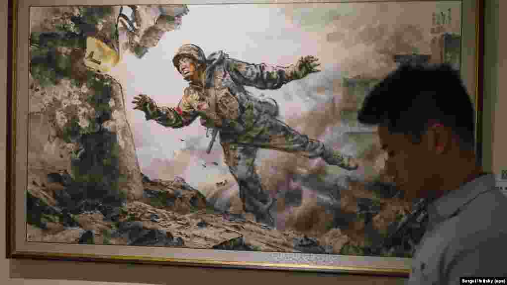 A fotón látható kép címe: Felbecsülhetetlen értékű életemet adom. A festményt Moszkvában állították ki október 8-án több olyan alkotással együtt, amelyek észak-koreai katonákat ábrázolnak Ukrajnában