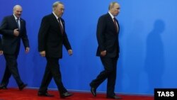 Слева направо: президент Беларуси Александр Лукашенко, президент Казахстана Нурсултан Назарбаев и президент России Владимир Путин после подписания совместных документов по итогам заседания Высшего Евразийского экономического совета. Астана, 29 мая 2014 года.